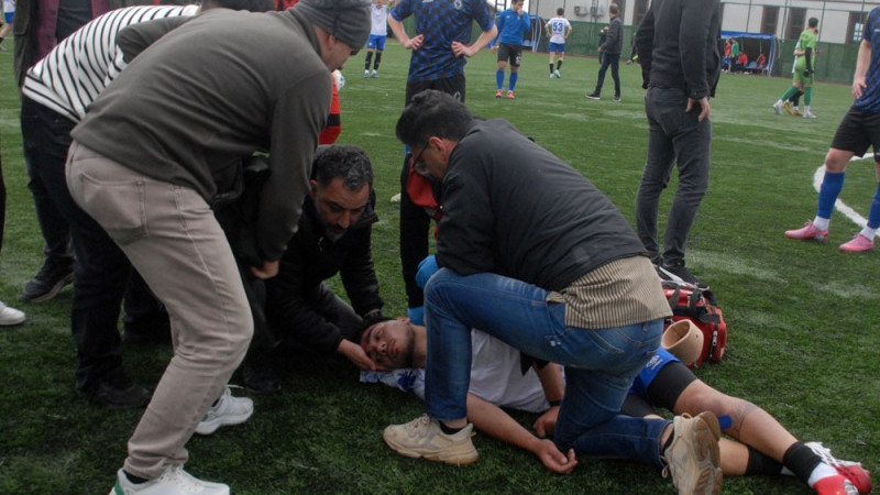 Şampiyonluk Maçı Yarıda Kaldı: Genç Futbolcu Ölümden Döndü, Ambulans Tepkisi Büyüdü