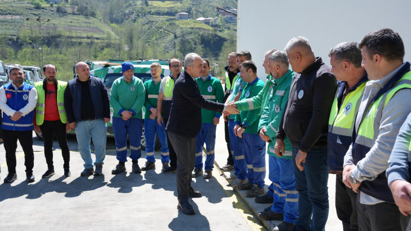 BAŞKAN METİN SAHADA: TEMİZLİK İŞLERİ PERSONELİYLE BİR ARAYA GELDİ
