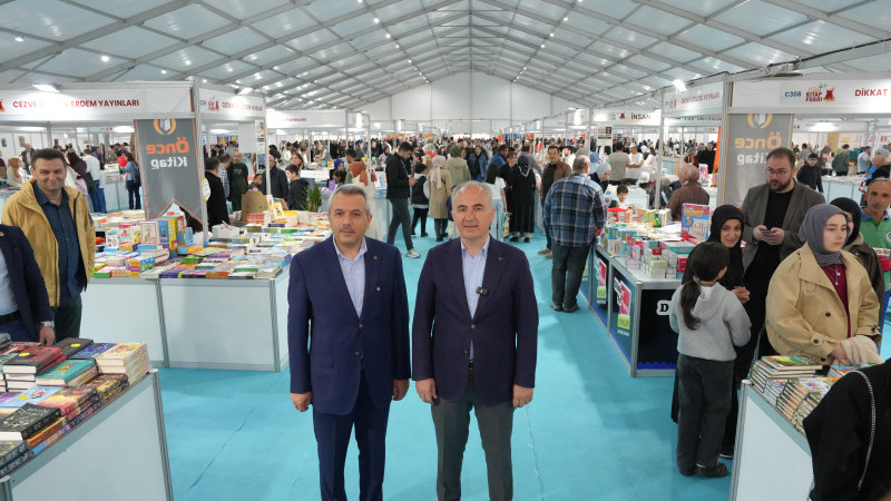 Rahmi Metin ile İhsan Selim Baydaş, 3. Rize Kitap Fuarı kapsamında fuar alanını ziyaret etti.